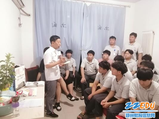 学校顶岗实习驻厂领队、校基础党支部书记任化清与同学们谈话，开展党史学习教育