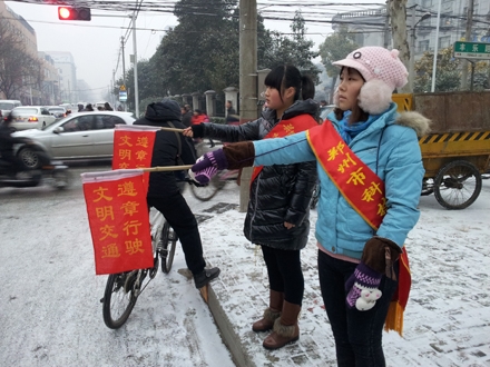 冰天雪地里飘舞着一面红色的旗帜