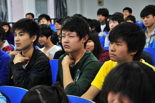 关注学生内心成长 心理健康讲座巡演开幕