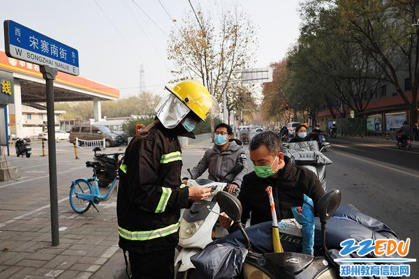 向电动车主宣传电动车火灾预防知识