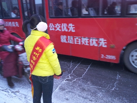 冰天雪地里飘舞着一面红色的旗帜