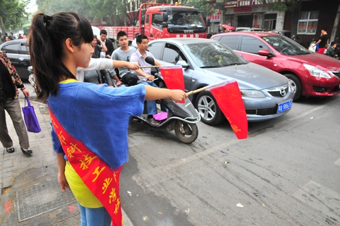 “小鬼当家”值周班搭建学生自治大舞台